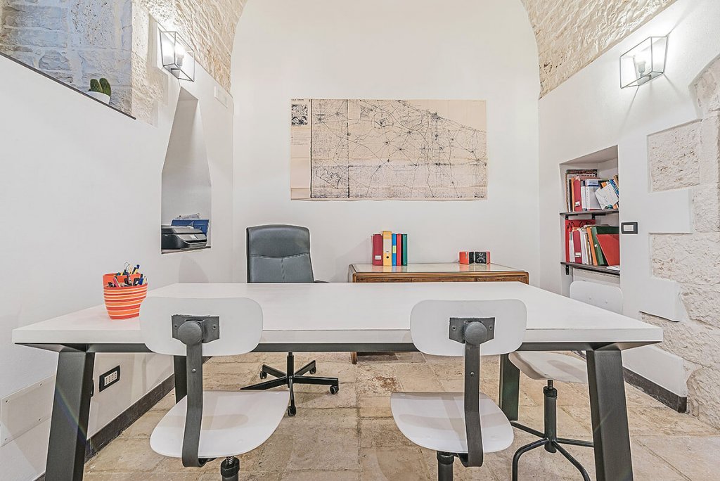 Ufficio in casa smartworking, scrivania moderna bianca con sedie