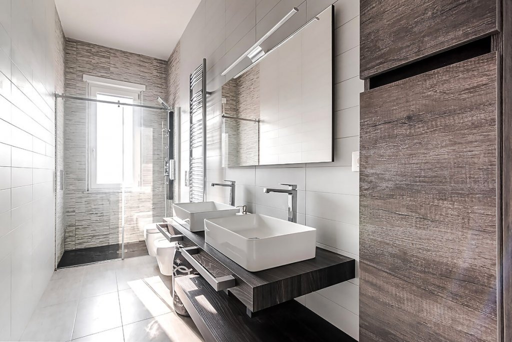 Bagno design con Doccia walkin parete effetto pietra