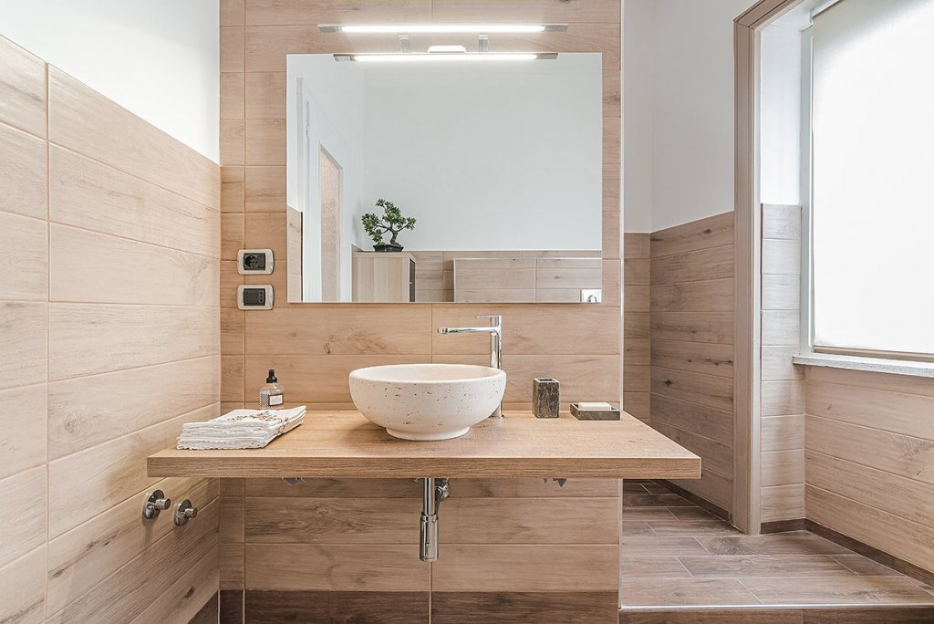 consigli arredamento bagno bagno piastrelle gres legno