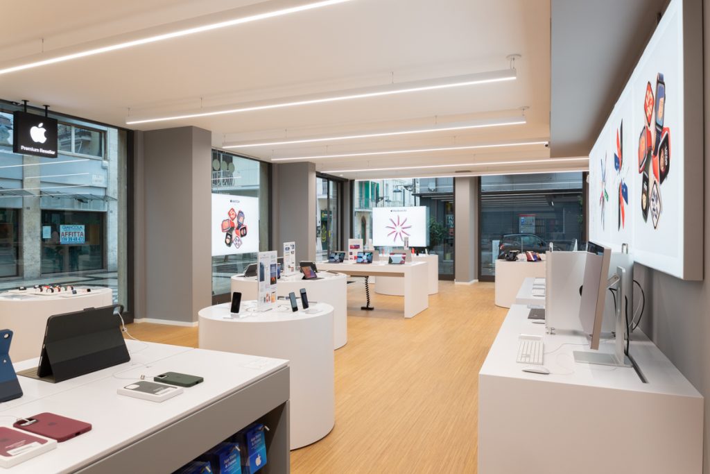 Store Apple a Pescara ristrutturato con arredamento bianco e parquet