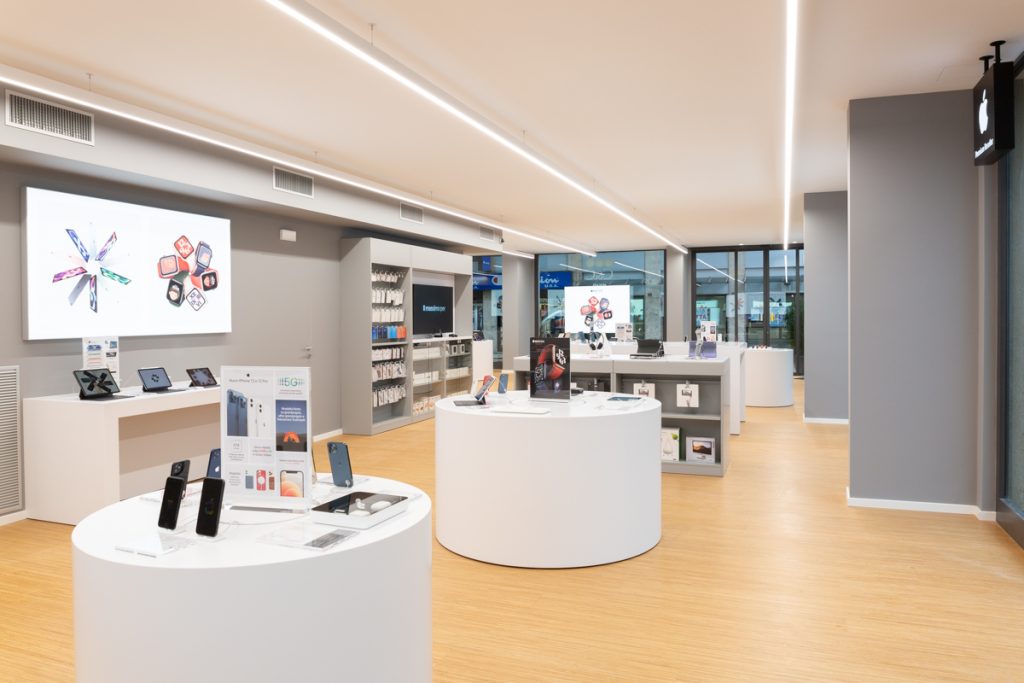 Restyling Apple store a Pescara. Design innovativo e moderno sui colori del bianco e grigio.