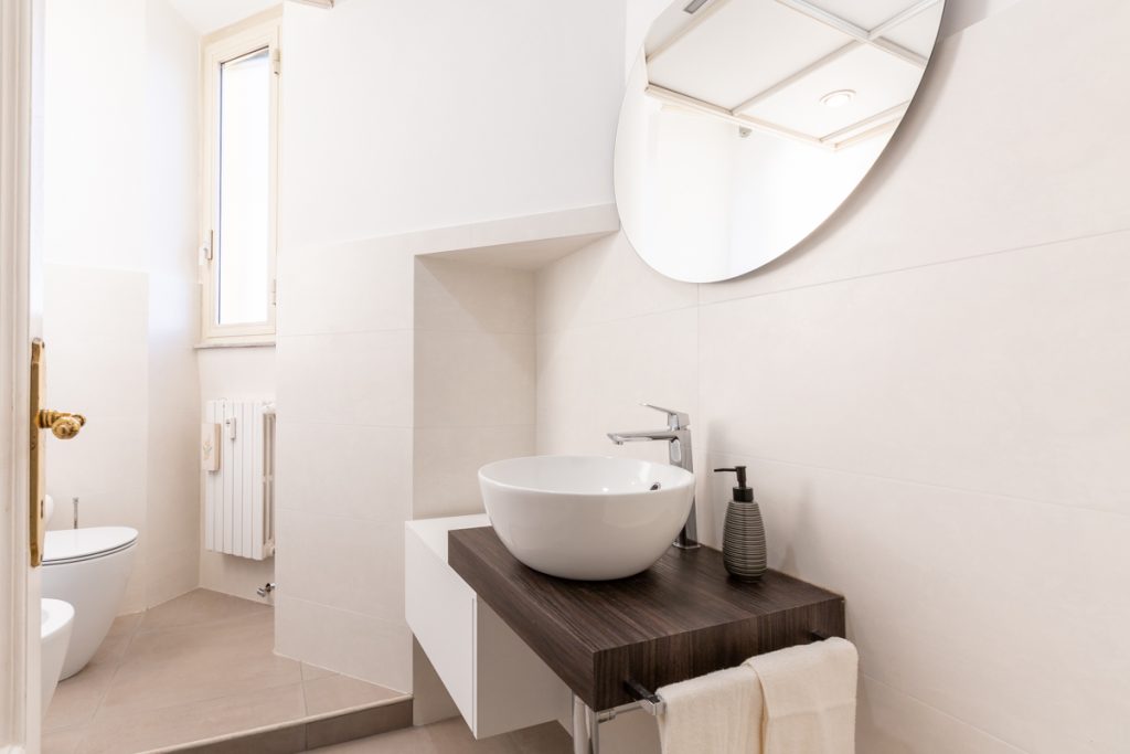 Bagno moderno con lavabo rotondo