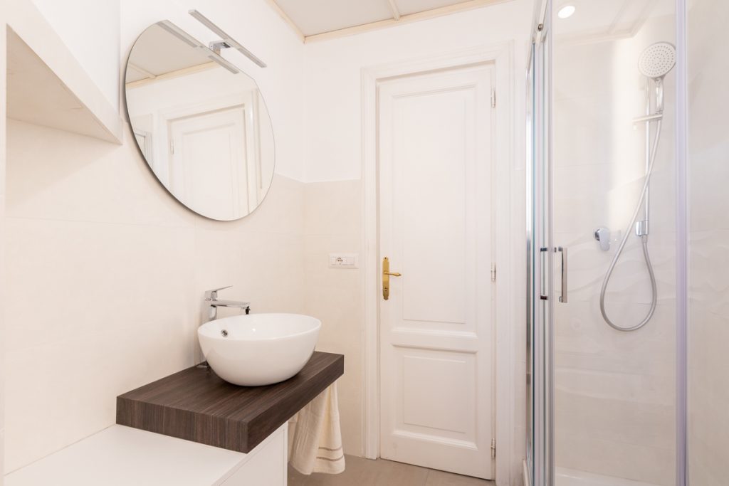 Bagno moderno con lavabo bianco rotondo