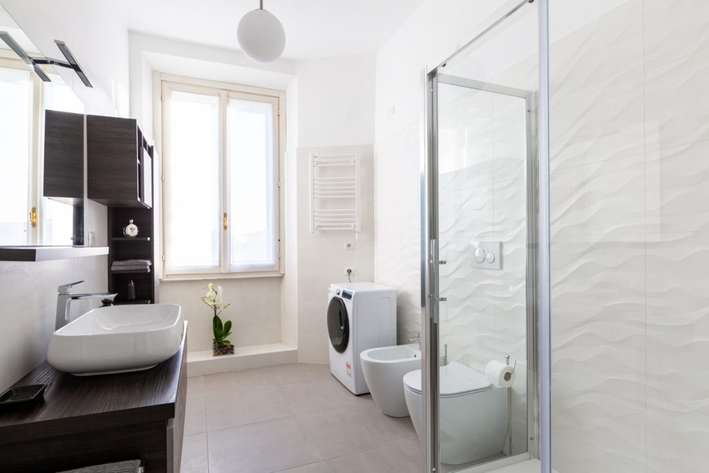 Bagno moderno bianco con doccia