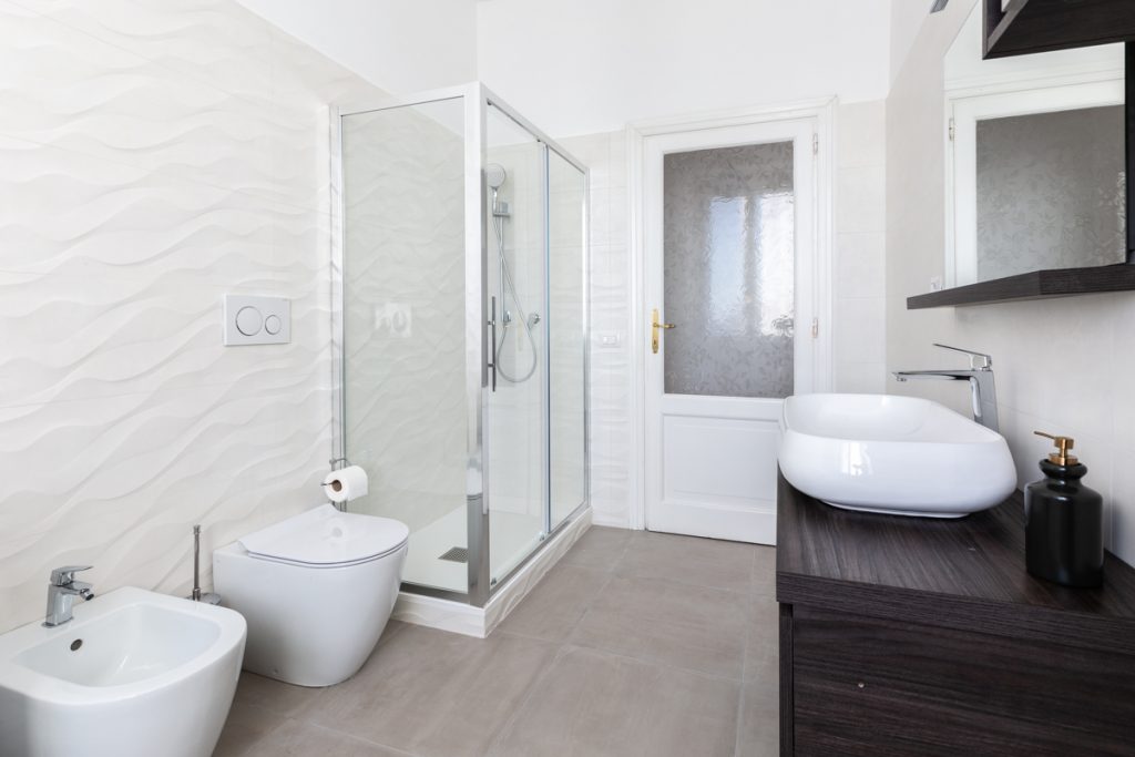 Bagno moderno bianco con doccia