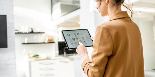 Smart home gestita con tablet da remoto