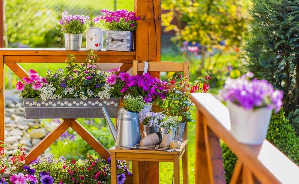 Balcone arredato con piante e fiori