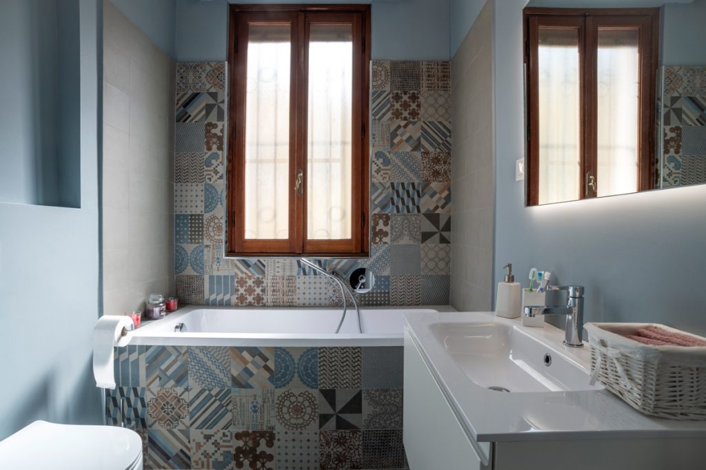 Rivestimenti in cementine color pastello per bagno moderno