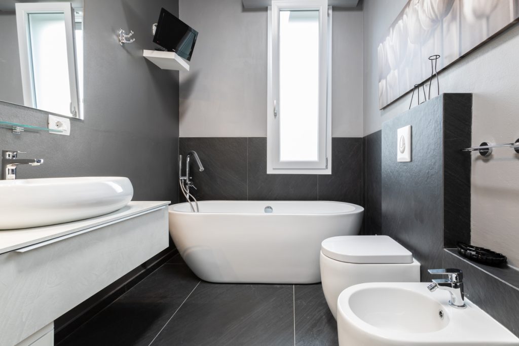 bagno moderno con sanitari bianchi e vasca da bagno