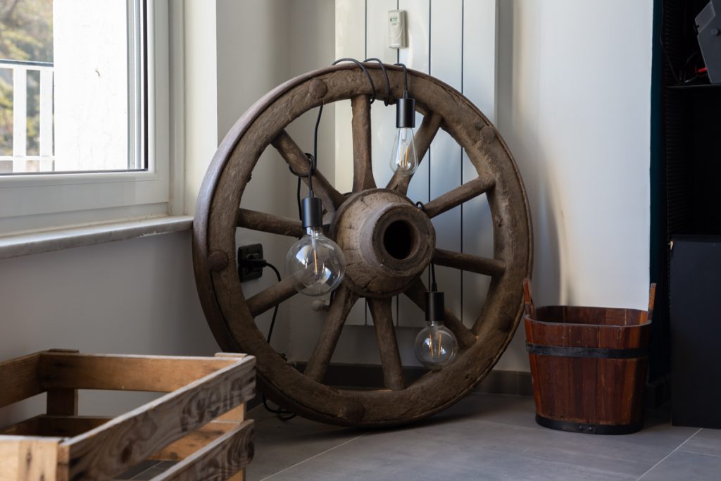 Ruota di carro di legno nel soggiorno