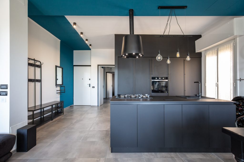 Cucina total balck in stile industrial con isola