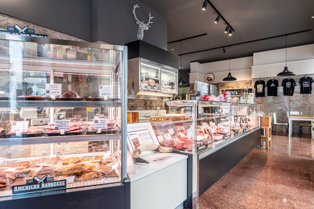 Esposizione di carni in una macelleria.