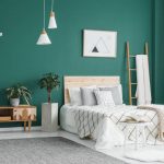 Camera da letto tile moderno con parete verde e mobili design