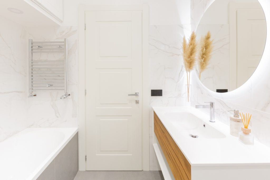 Bagno con lavabo a sospensione pampas decorative..