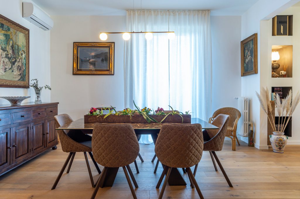 lampadario a sospensione sul tavolo da pranzo in marmo.