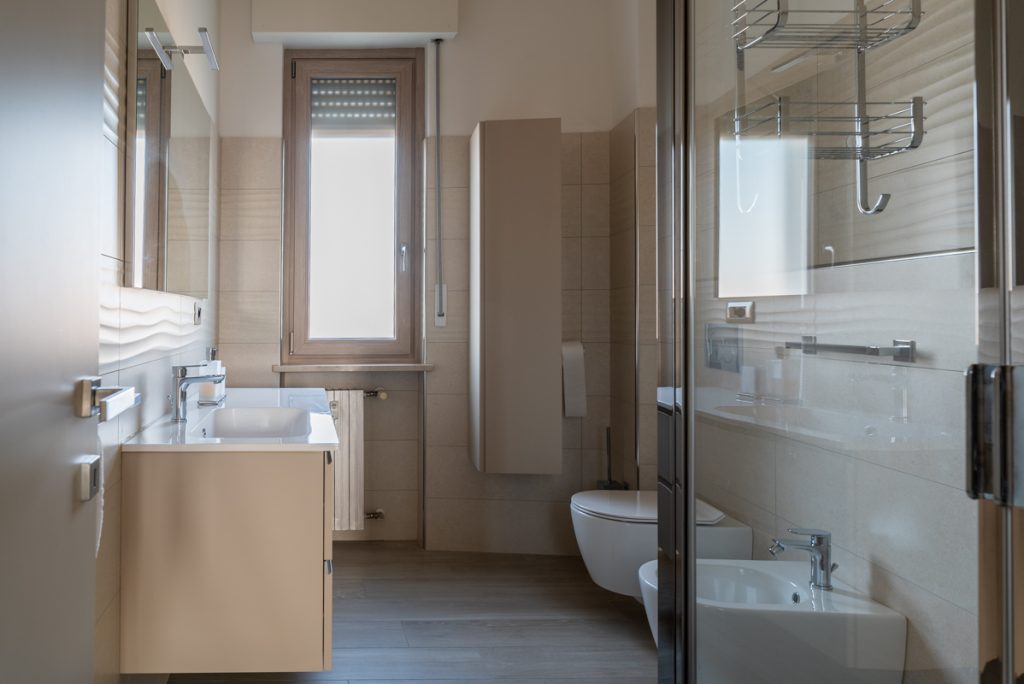 bagno moderno con lavabo con mobile a incasso. Rivestimenti bagno con piastrelle in grès