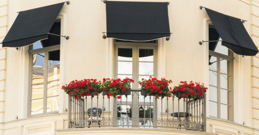 Balcone fiorito con tende da sole