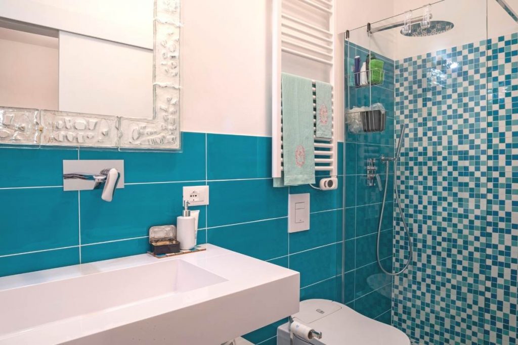 Bagno con piastrelle a mosaico blu.