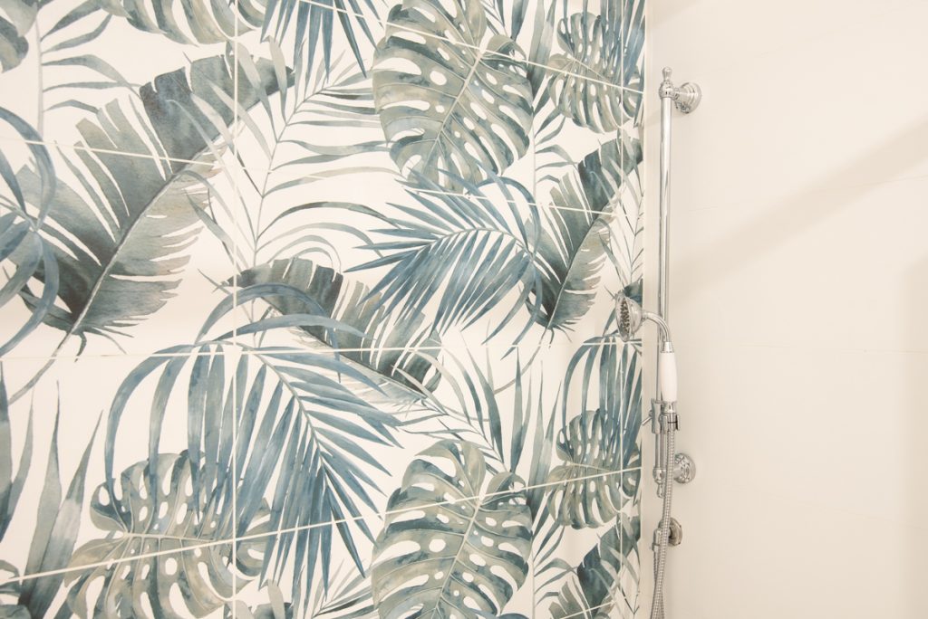 rivestimento bagno con fantasia floreale. Monstera.