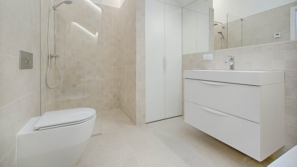 Bagno moderno con lavandino con mobile bianco.