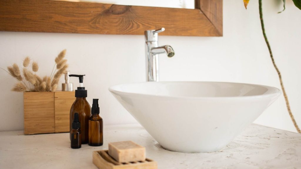 lavabo bagno d'appoggio bianco dalla forma ovale.