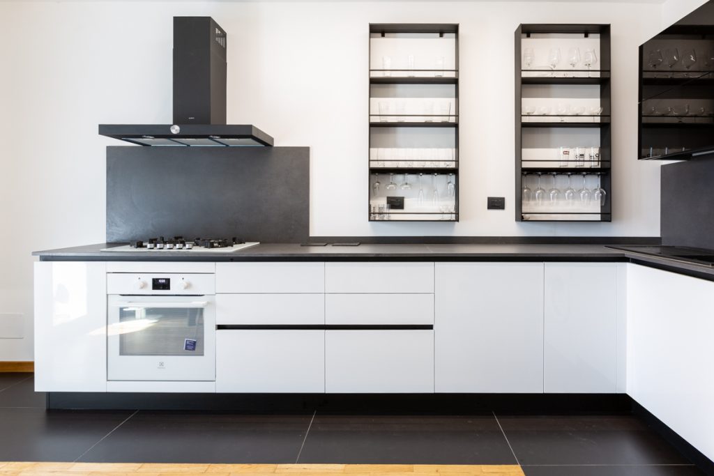 cucina black and white con mensole porta bicchieri