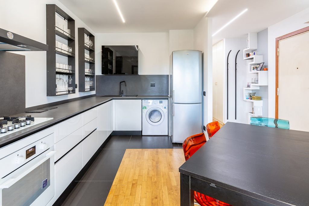 cucina black and white con mensole porta bicchieri e parquet