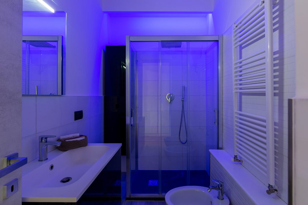 bagno moderno con luci a led.