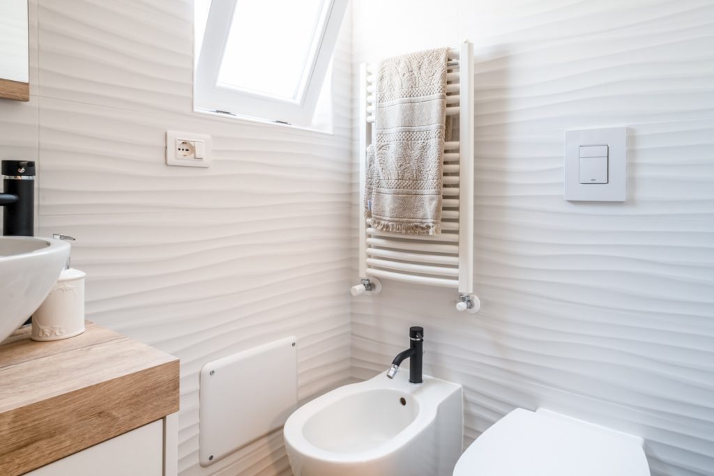 bagno moderno con rivestimenti effetto onda colore bianco.