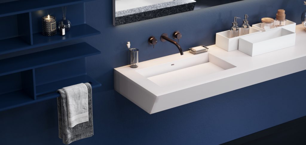 lavello corian in bagno con piastrelle blu.