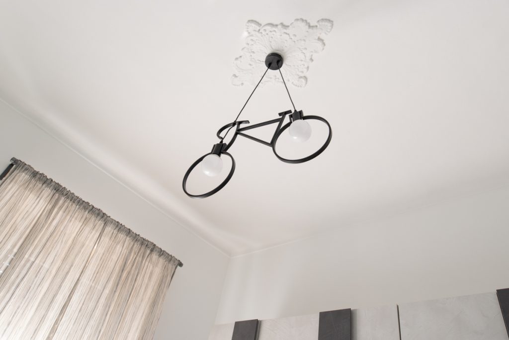 Lampadario moderno a forma di bicicletta nera.