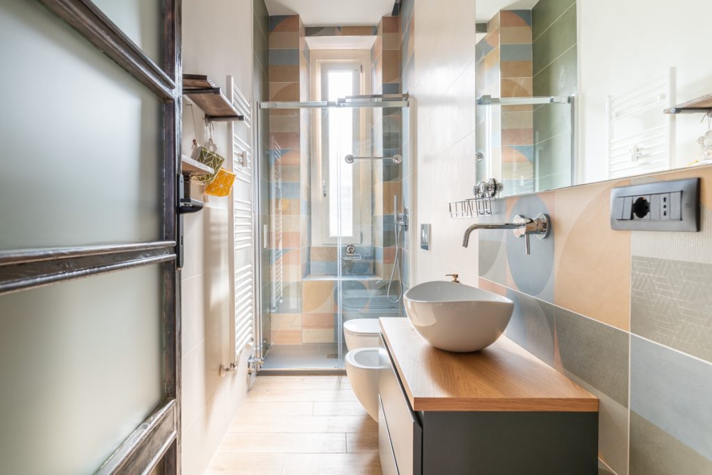 Torino, ristrutturazione Bagno con rivestimenti moderni colorati con forme geometriche