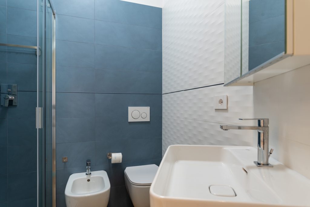 ristrutturazione casa torino bagno con piastrelle azzurre