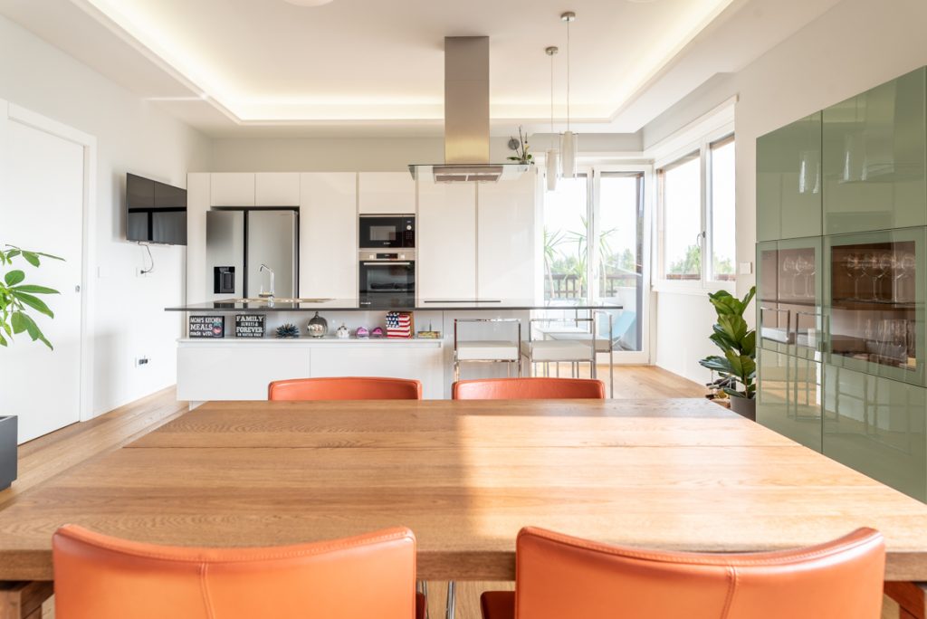 ristrutturazione casa torino tavolo da pranzo in legno con sedie arancioni.