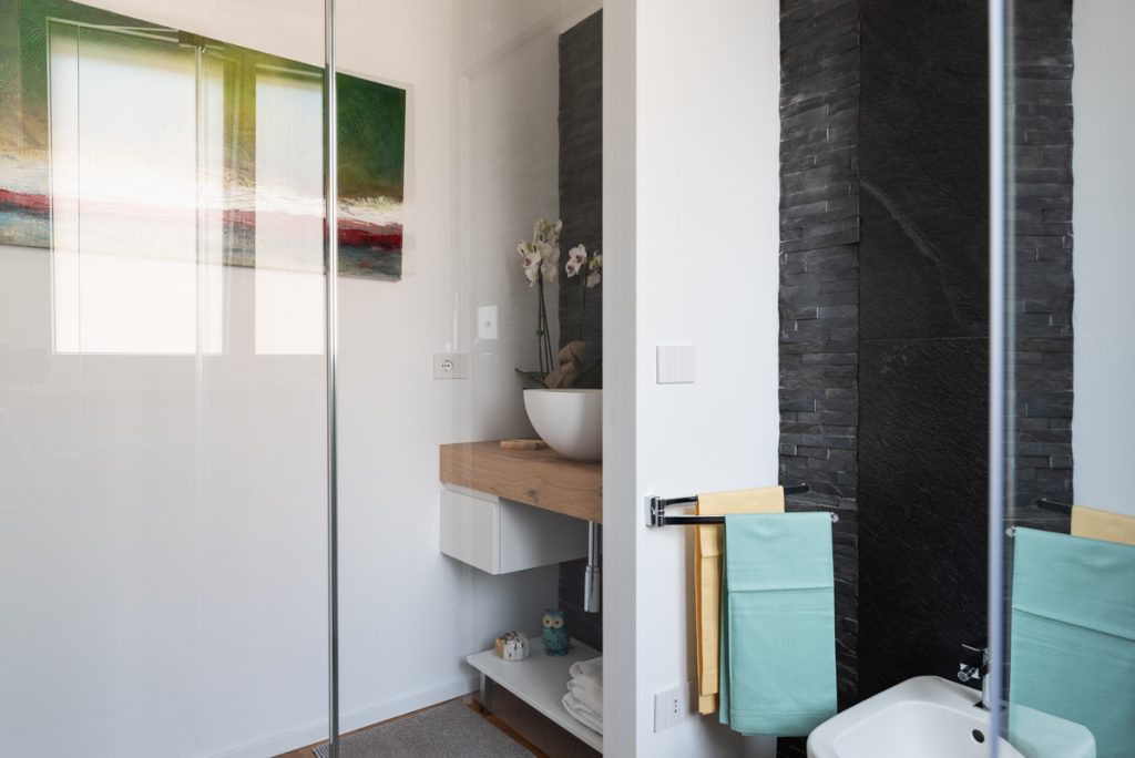 ristrutturazione casa torino bagno moderno con piastrelle effetto pietra e sanitari moderni a sospensione