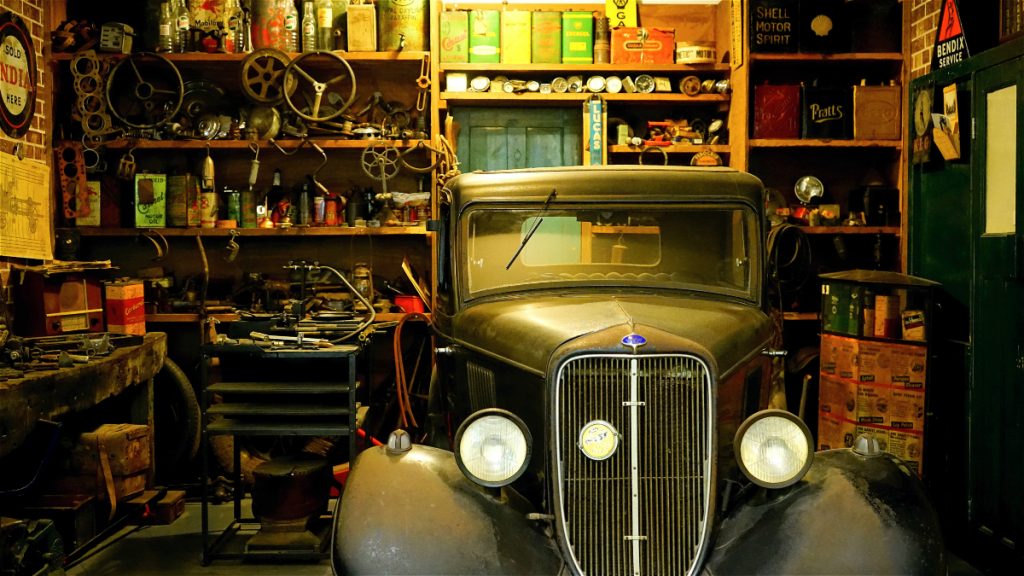 idee ristrutturare garage: magazzino e officina con auto d'epoca