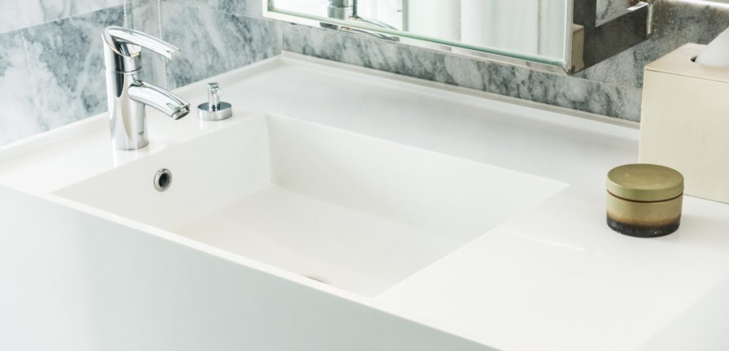 idee ristrutturazione bagno, lavandino rettangolare bianco.