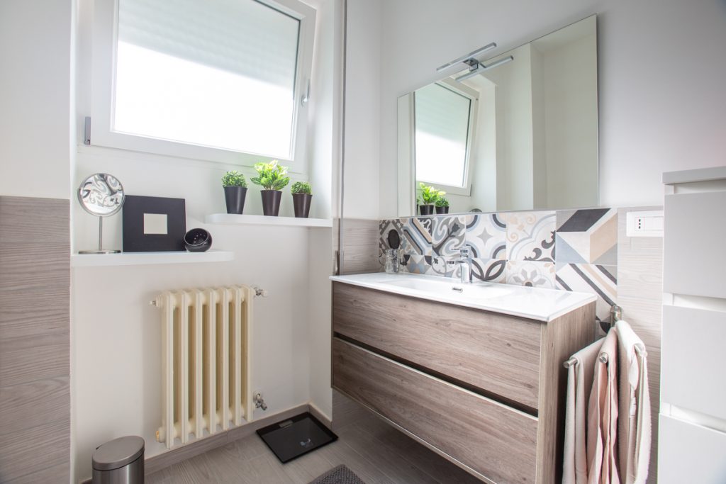 Ristrutturazione casa Lecce Bagno con lavabo a sospensione e piastrelle con cementine.