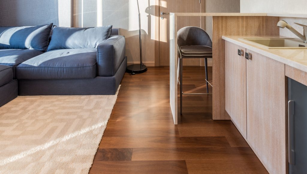 open space con pavimento in parquet scuro.