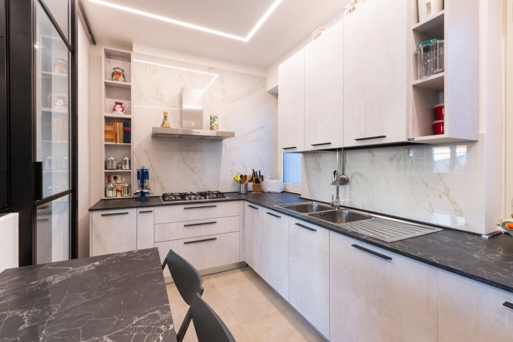 cucina contemporanea con rivestimenti effetto marmo