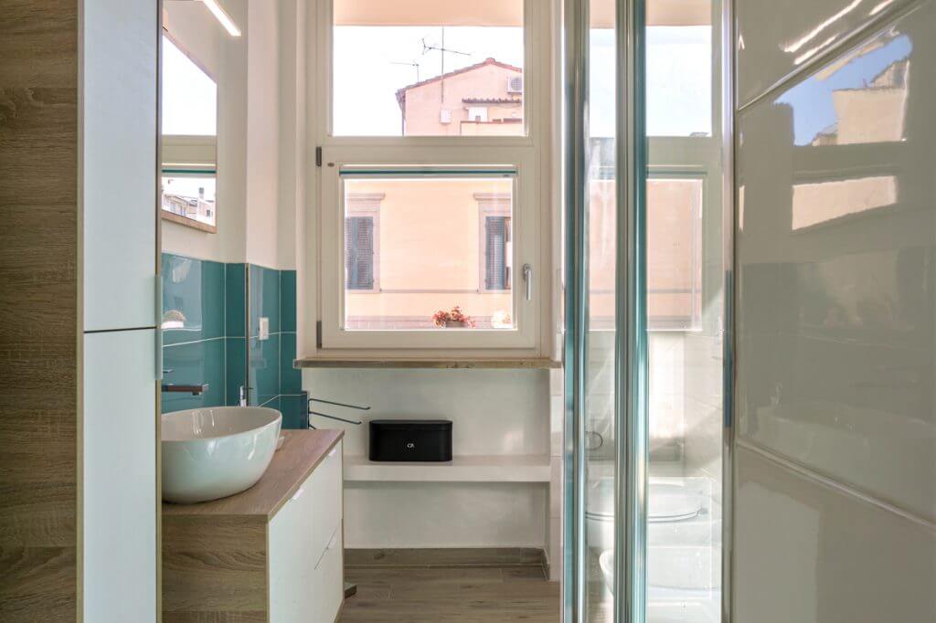 bagno con rivestimento in legno