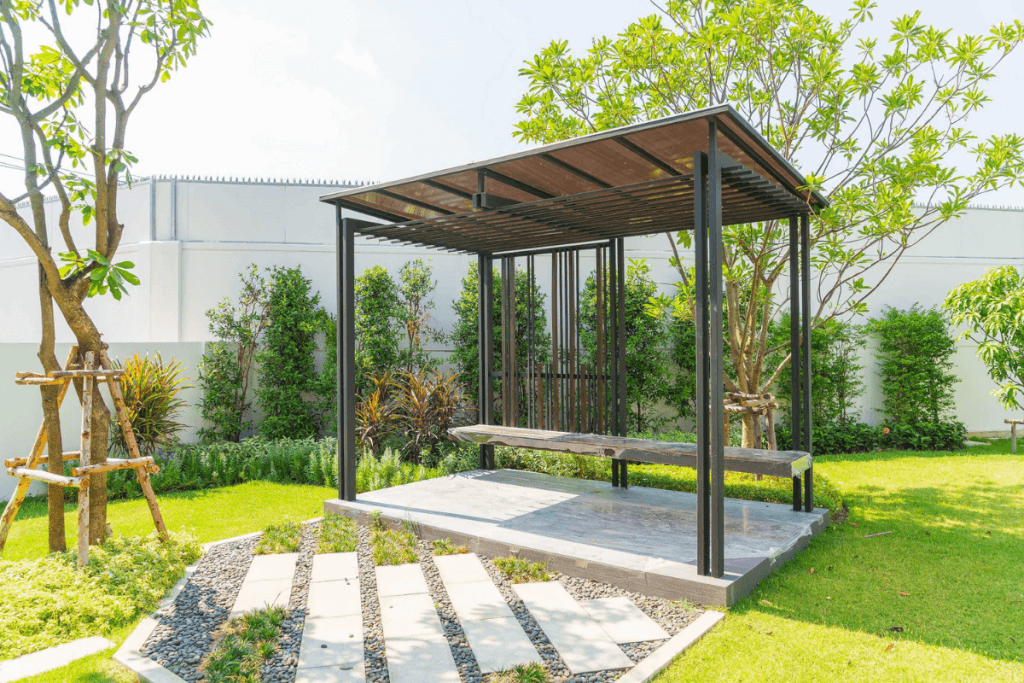 giardino con gazebo in legno e pavimentazione effeto pietra per esterni