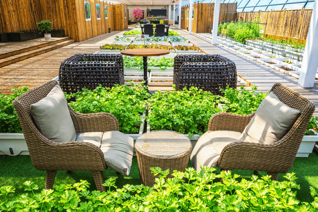 giardino con poltrone e tavolino in rattan.