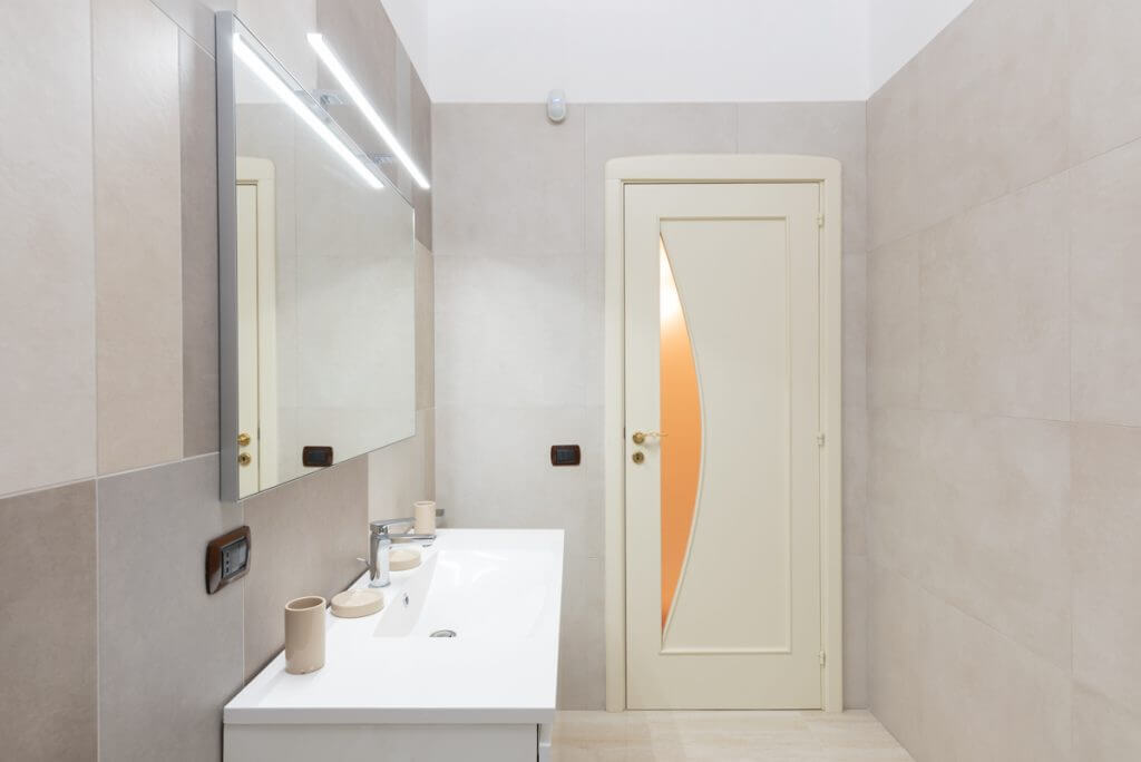 bagno con specchio e striscia al led