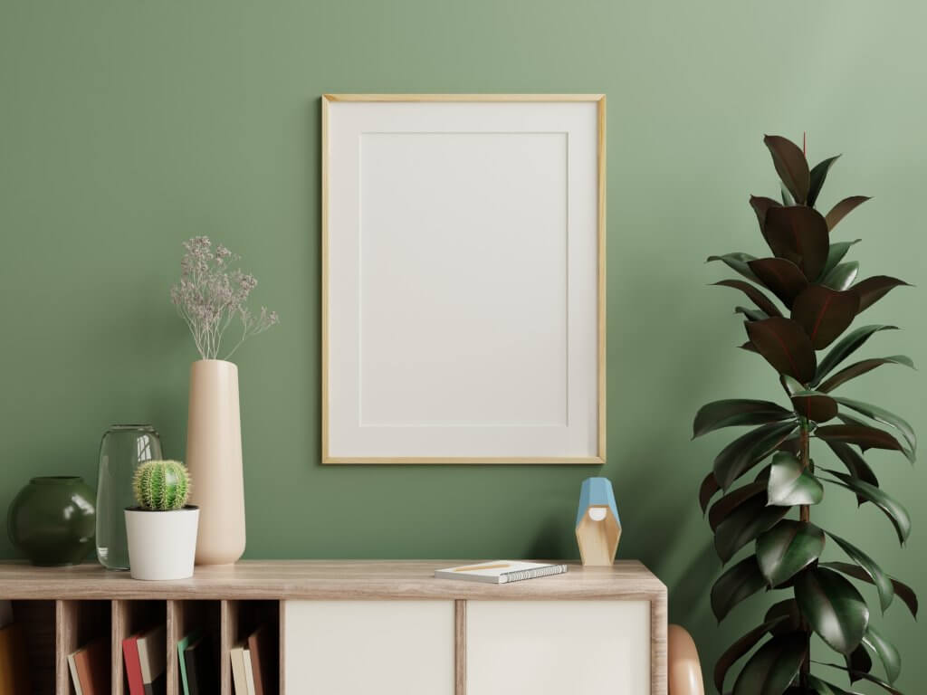 Quadro con mobile in legno su parete verde