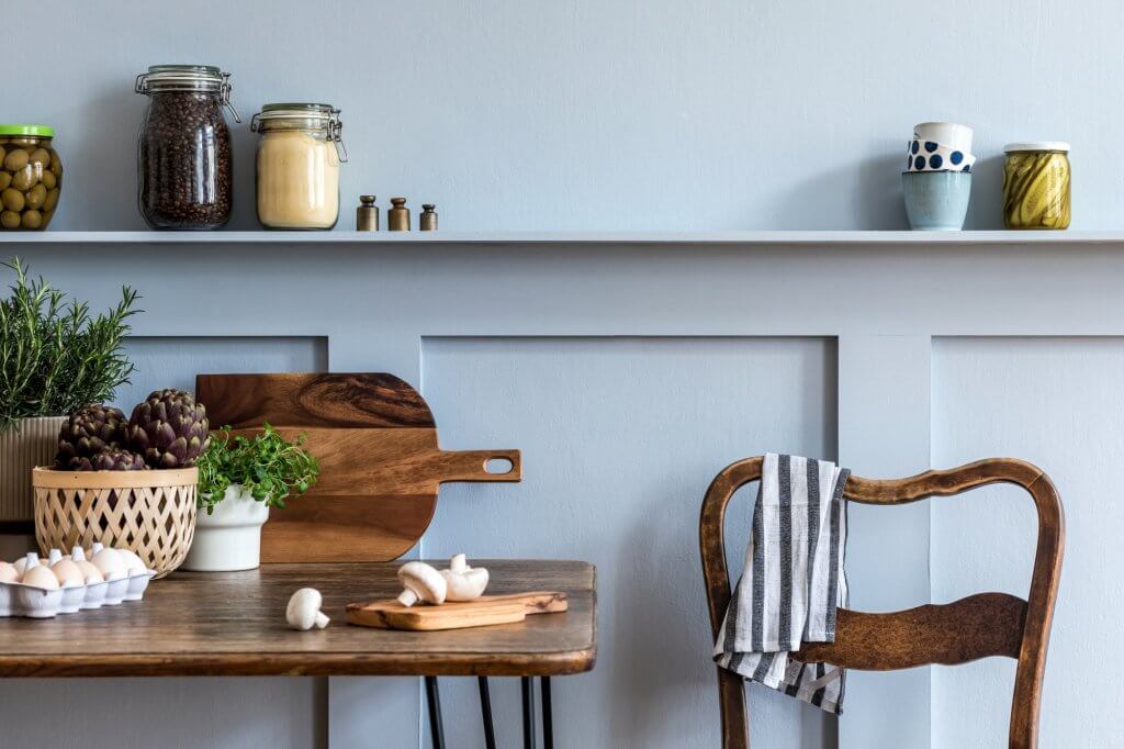 Cucina con verdura sul tavolo in legno scuro con parete bianca