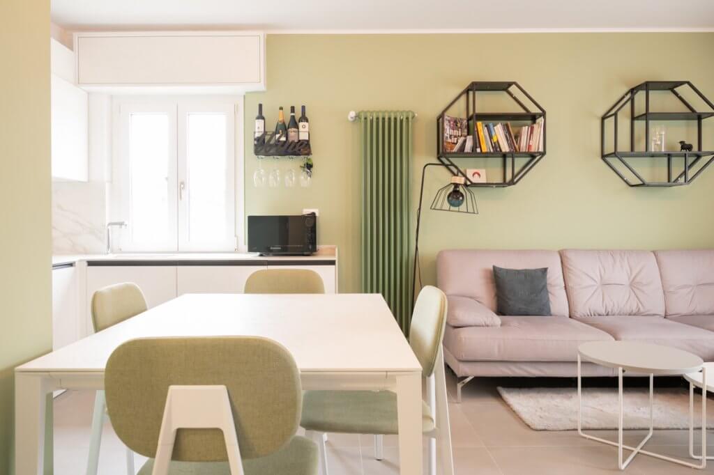 Ristrutturazione appartamento Udine soggiorno cucina moderno, colore bianco e verde pastello