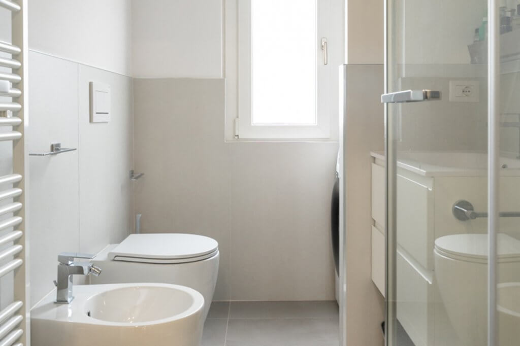 Ristrutturazione appartamento Udine bagno moderno con rivestimenti in gres