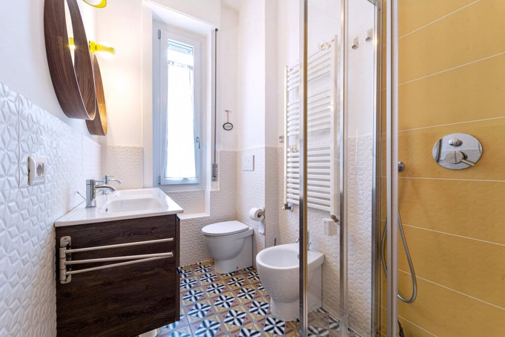 Progetto ristrutturazione Firenze, bagno con termoarredo e lavabo doppio