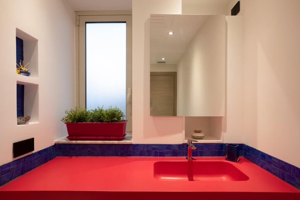 Progetto di ristrutturazione a Catania, lavabo bagno rosso design